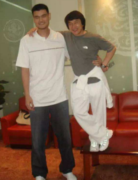 明星应如何跟姚明合影成龙大哥最幽默徐峥只能看到半个头