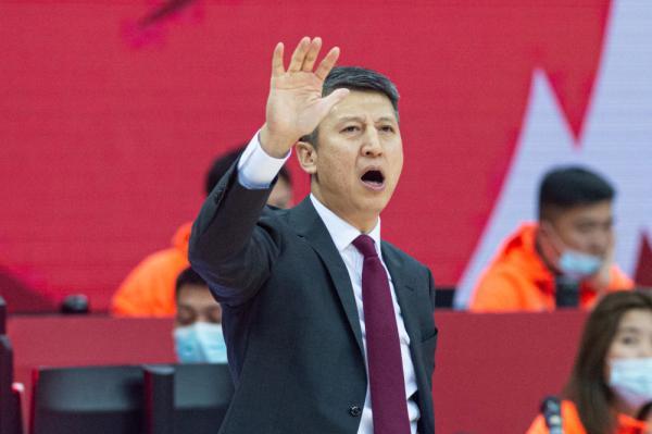 (中)在比赛中受到青岛每日优鲜队球员林韦翰(左),邵英伦的包夹防守