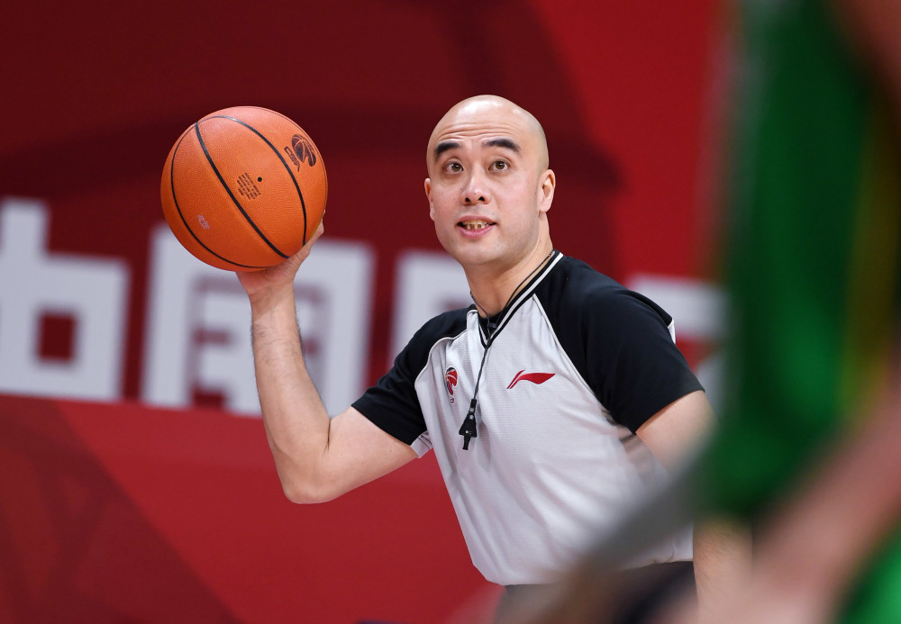 1月12日,本场比赛主裁判魏国梁在比赛中执裁.