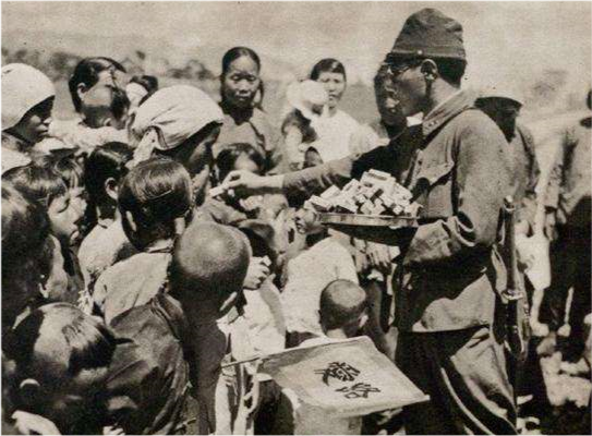 日本侵华时,日军背着老大娘的一张老照片,为何被人大骂?_腾讯新闻