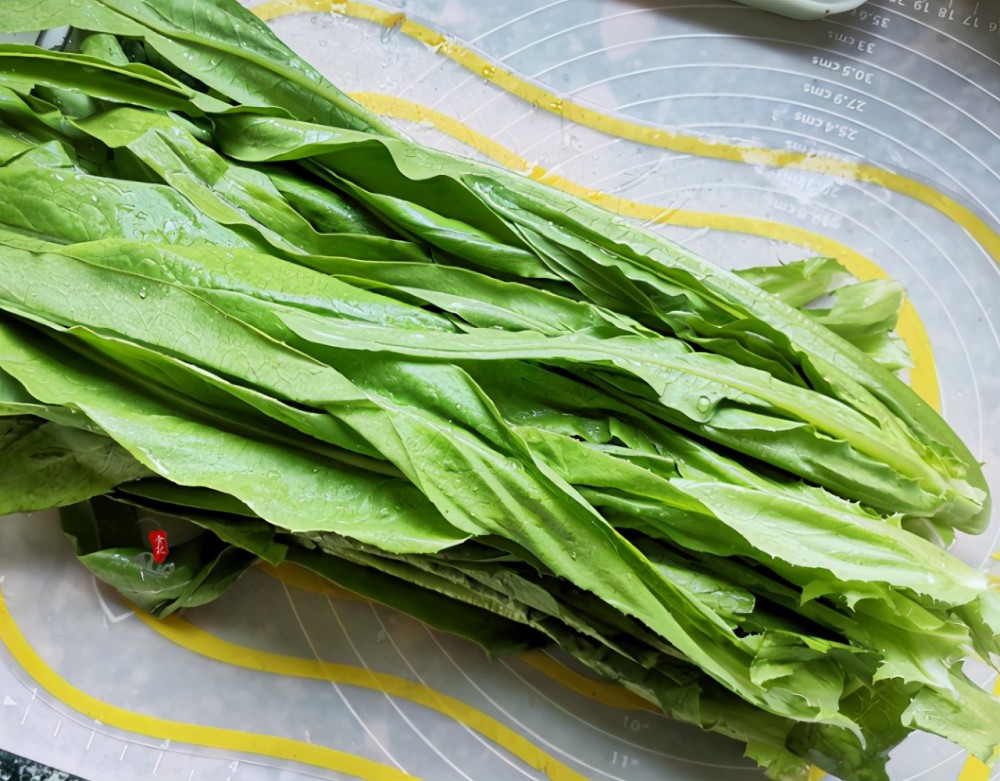 【烹饪过程】1,将买回来的油麦菜挑拣一下,去掉不好的菜叶和比较老的