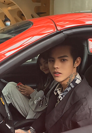 殷世航究竟有多高看到他站汽车旁后原谅我笑出了声音