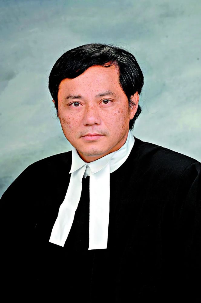 香港一法官禁止法庭内戴撑暴黄口罩市民点赞