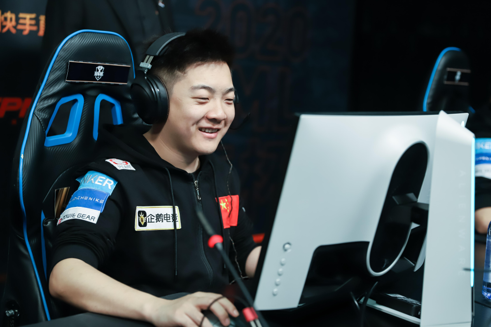 继往开来奋进不息传承之火熊熊燃起代跃强