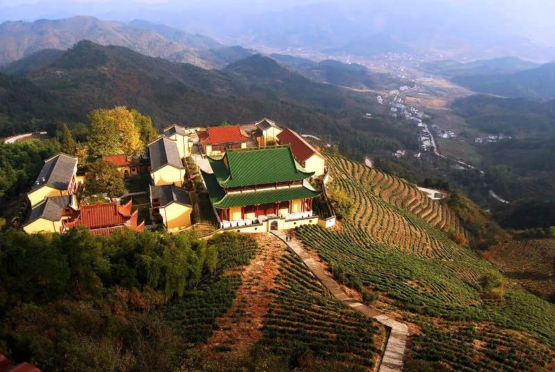 是黑山白水间一幅淡雅的水墨画是岁月悠悠恩赐汤池这座小镇的淡雅文