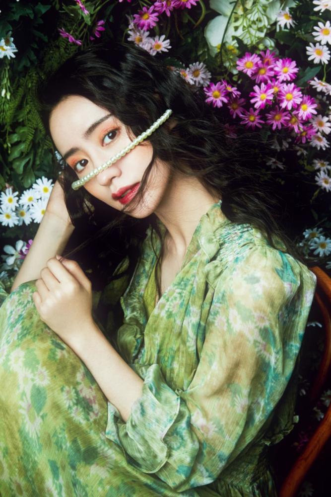 依灵最新写真更新倚身鲜花温婉动人