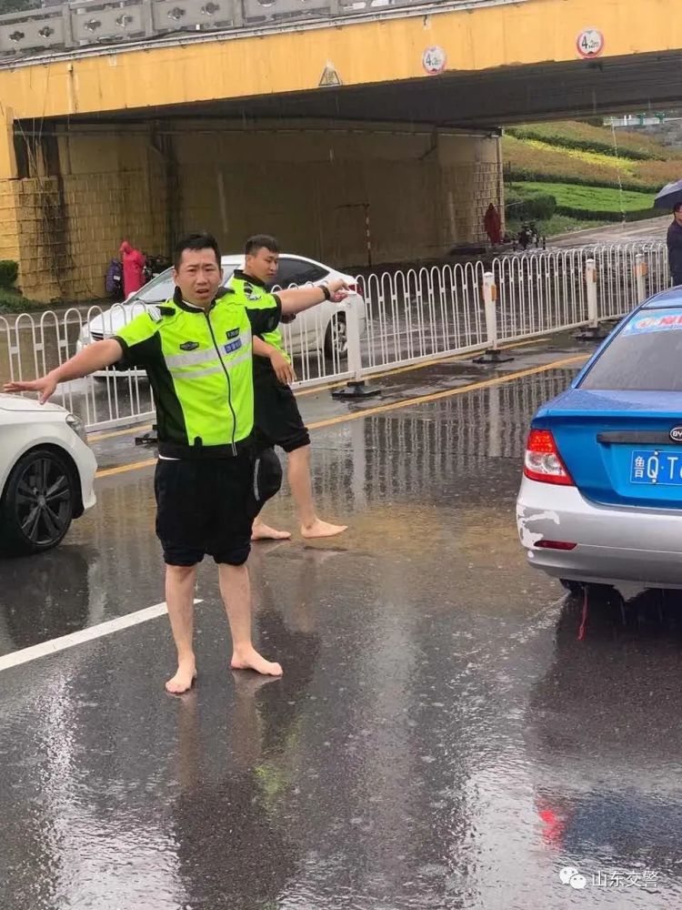 逆风雨而行疏导交通,排查隐患积水没过执勤交警的雨靴他们依然像一座