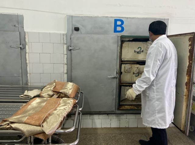 的授权书,没有警方的证明,刘贤军不能处理这具尸体,只能占用冰柜存放