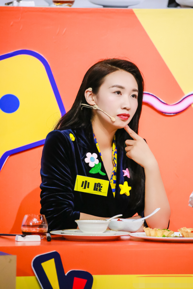 脱口秀女演员小鹿,她不仅侮辱肖战的粉丝,还骂了德云社的观众!