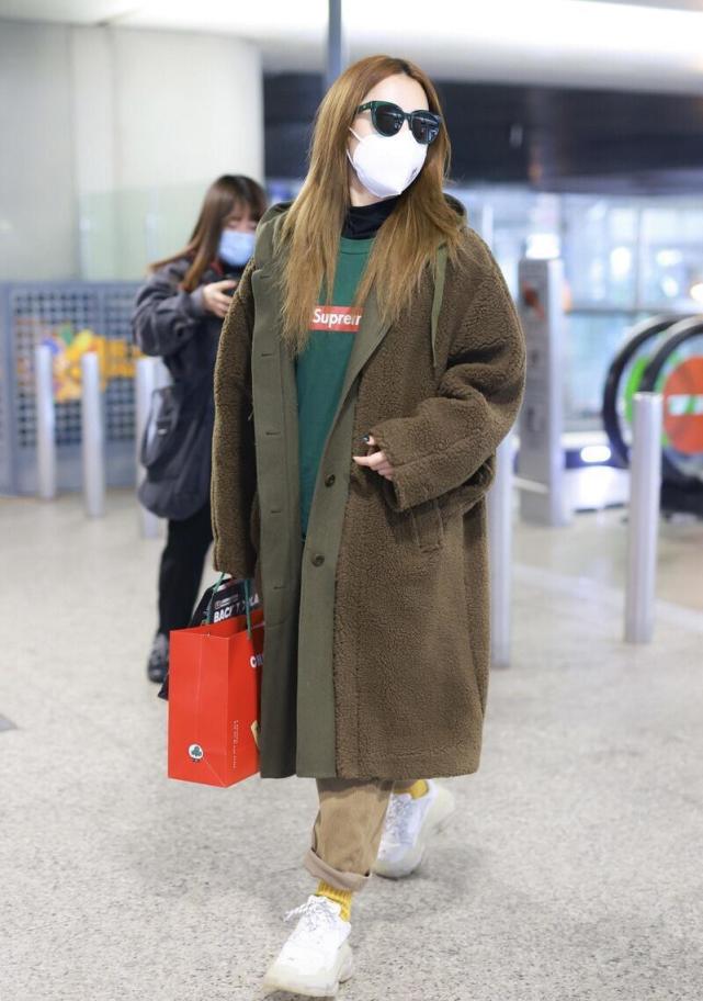 白冰不得了穿颗粒绒设计的长款大衣走机场意外穿出了高级感