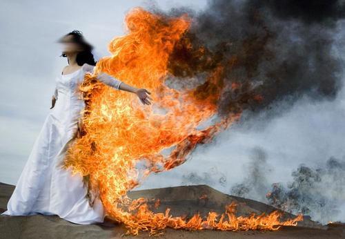 外卖员浇汽油自焚讨要血汗钱:成年人的崩溃,从缺钱开始