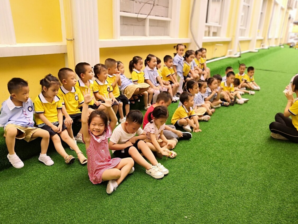 幼儿园3岁半孩子为得全勤奖,冒雪上学!路上半小时冻到眉毛结冰