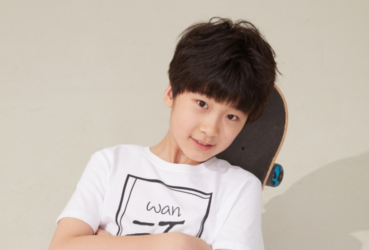 又有童星彻底长开了13岁独自上天天向上这身高惹人羡慕