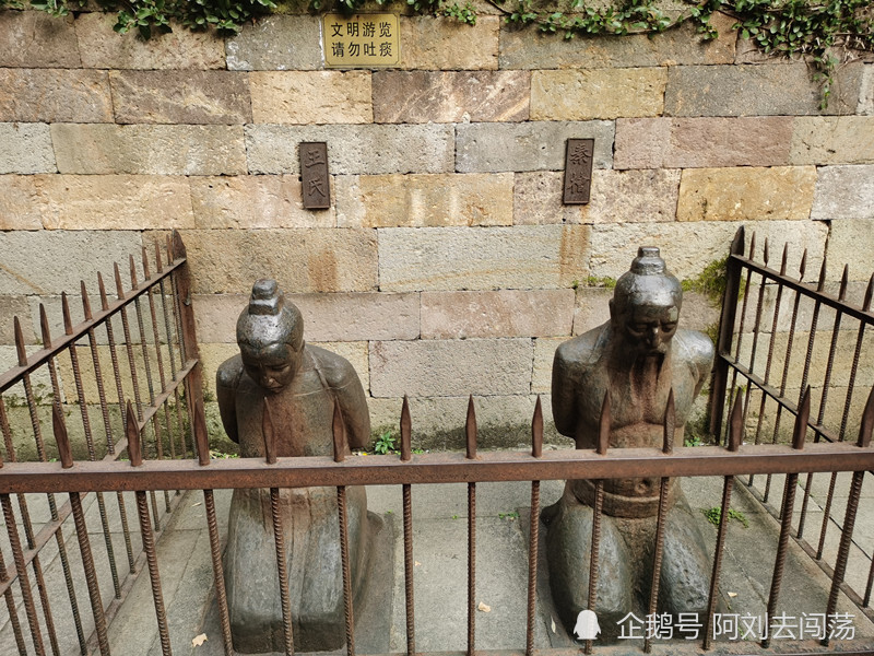 入园口处,左右两边各有两处跪像,他们就是陷害岳飞的千古罪人:秦桧