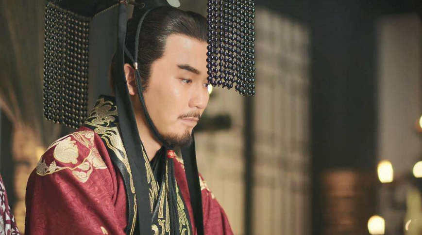 曹操去世后,曹丕通过各种暗示,逼迫汉献帝主动让出皇位.