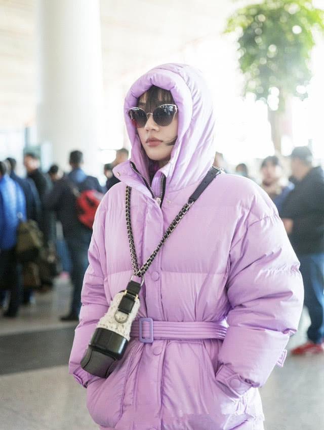 霍思燕才是认真过冬,长款羽绒服扎腰带立马高级,身材比例太抢镜_腾讯