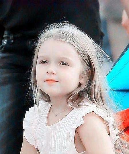 贝克汉姆9岁女儿长成全家最美!五官精致梳丸子头,立显贵族气质