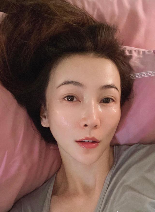 自称是诸葛亮第63代传人,诸葛紫岐36岁穿碎花裙,素颜也嫩似十八