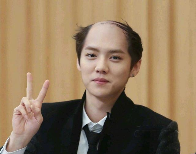 黄晓明秃顶造型曝光撞脸葛优难以认出不比鹿晗张艺兴秃头差