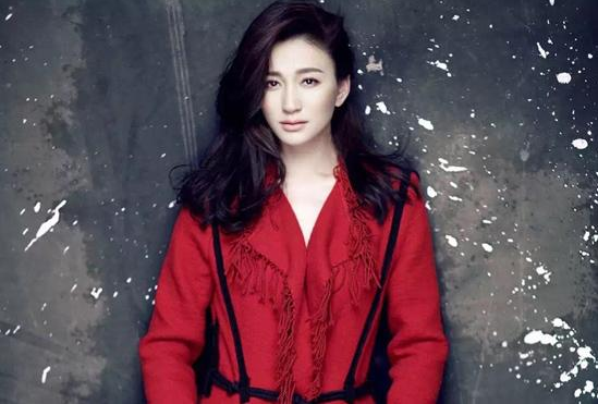 四十四岁李小冉再度登上热搜,肤白貌美性感女神,情路却很坎坷