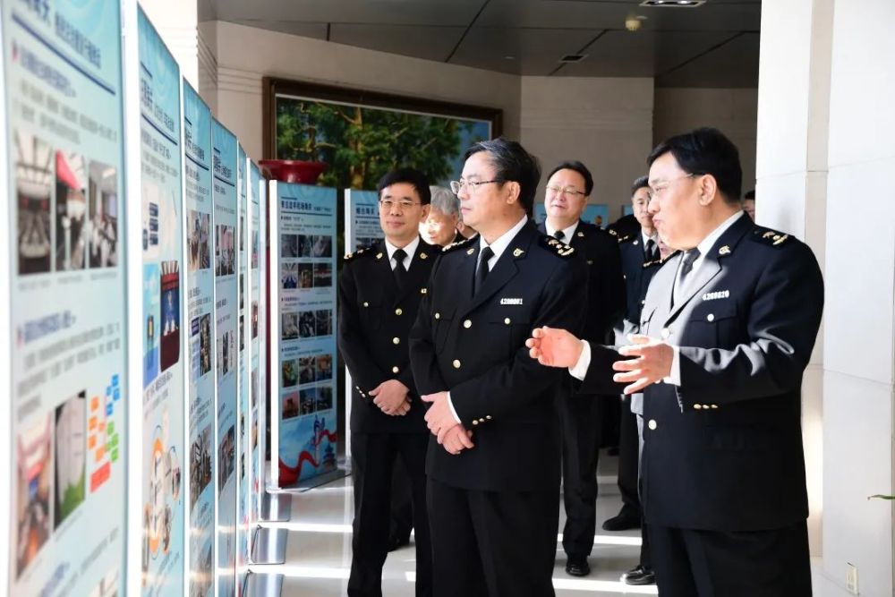 青岛海关关长  贺水山