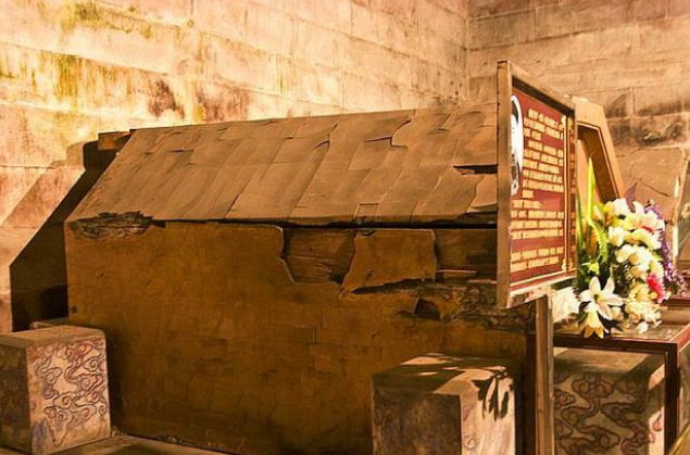 清朝最惨皇帝:死后5年下葬,盗墓者仅挖几铲,就破皇陵防盗设计