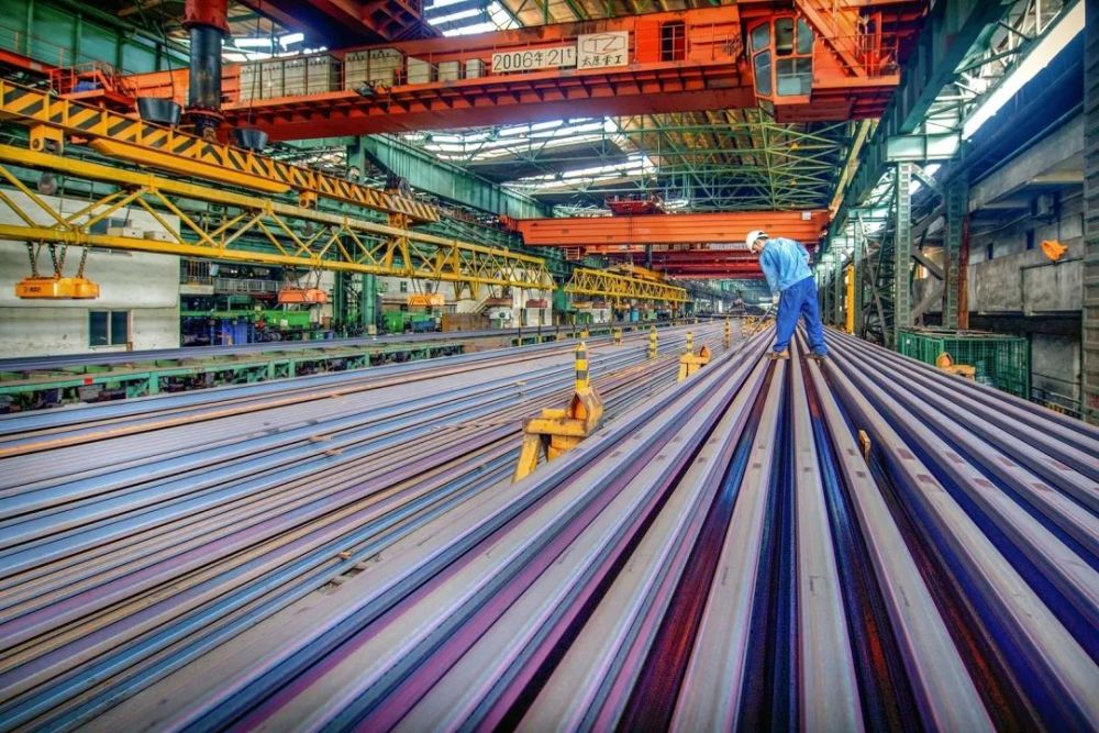 构筑"工业生态群",围绕攀钢"工业航母",做强产业链上下游和左右端