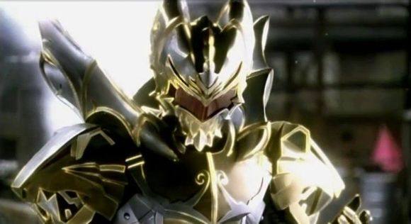 就在它快招架不住时,黑金护法偷袭了风鹰侠,使得它有了反击的机会,和