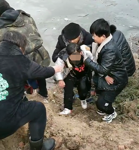 冰冻!用拳头砸出的生命通道!