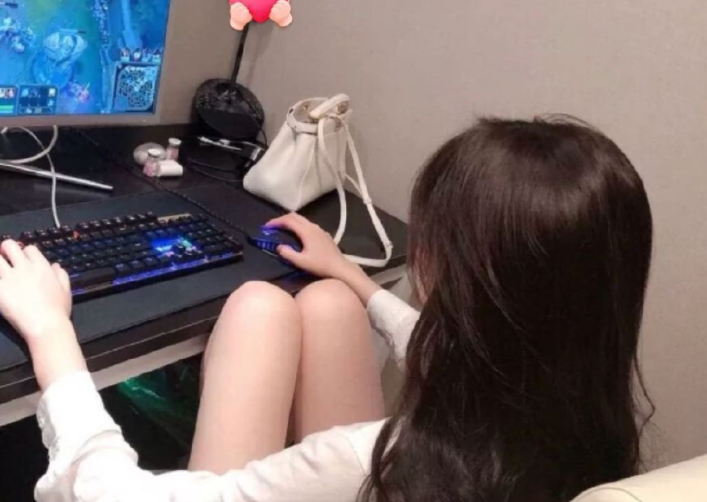 和平精英:迪妹开飞机回出生岛找神秘物资,却在岛上蹦迪