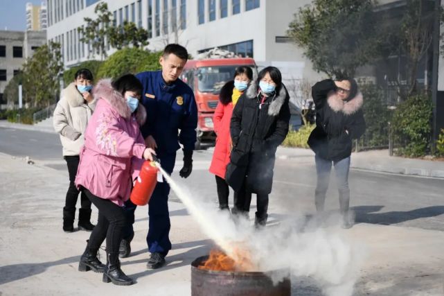 培訓中,縣消防救援大隊冉廣林結合近年來的火災事故案例,以視頻和圖片