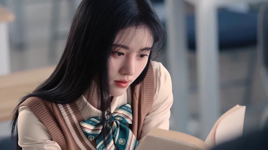 鞠婧祎到大学图书馆看书,没了"精致妆容"后,这才是真实颜值_腾讯新闻