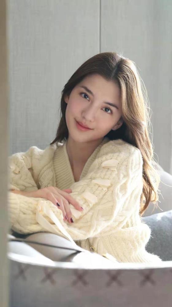 林峰前女友登杂志穿衣时髦修图过度成锥子脸堪称精装版谢娜