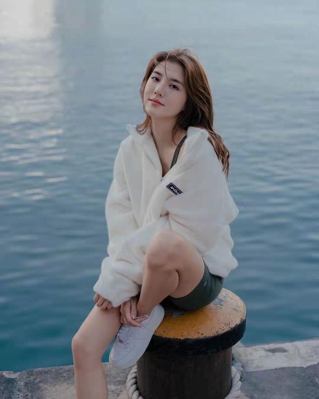 林峰前女友登杂志穿衣时髦修图过度成锥子脸堪称精装版谢娜