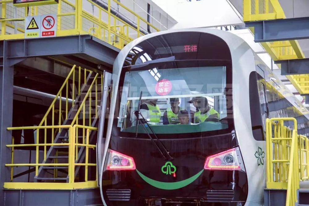 福建修建一条呈东西走向的地铁线,采用6节编组b型列车