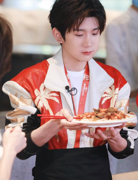 热巴王源首次同框,两人拉面条场面欢乐,王源秒变干饭人太喜感