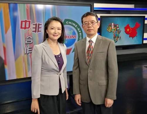 49岁袁鸣现身人均40元苍蝇小馆,发福似路人,美籍丈夫很神秘_腾讯新闻