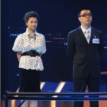49岁袁鸣现身人均40元苍蝇小馆,发福似路人,美籍丈夫很神秘_腾讯新闻