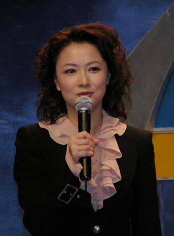 49岁袁鸣现身人均40元苍蝇小馆,发福似路人,美籍丈夫很神秘_腾讯新闻