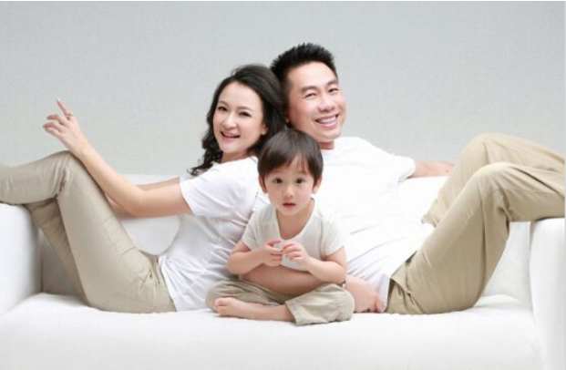 对话外国嘉宾2018年的时候,袁鸣曾短暂复出过,她亮相了上海进博会的