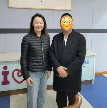 49岁袁鸣现身人均40元苍蝇小馆发福似路人美籍丈夫很神秘