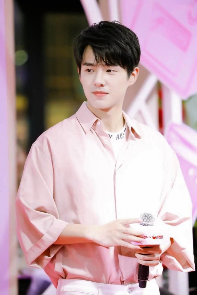 刘昊然"你逆光而来 配得上这世间所有的美好"