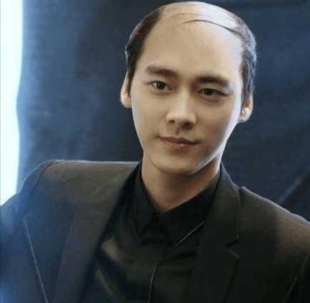 没想到"秃头"后,身上还是有一种绅士的气质,感觉这些男明星不管怎么