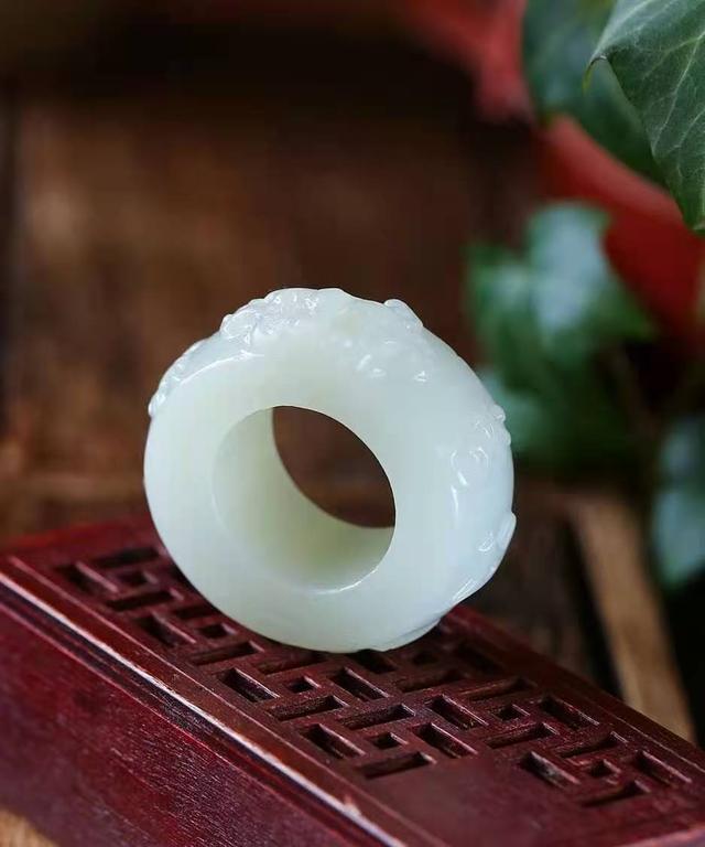 市场中的玉戒指可分为4种类型,看你最喜欢哪种的?