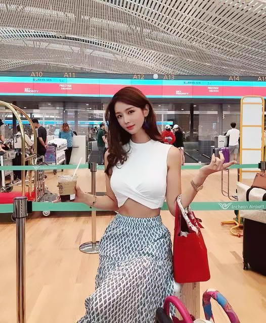 韩国时尚博主yoojin颜值高身材好搭配白色短衫秀a4腰