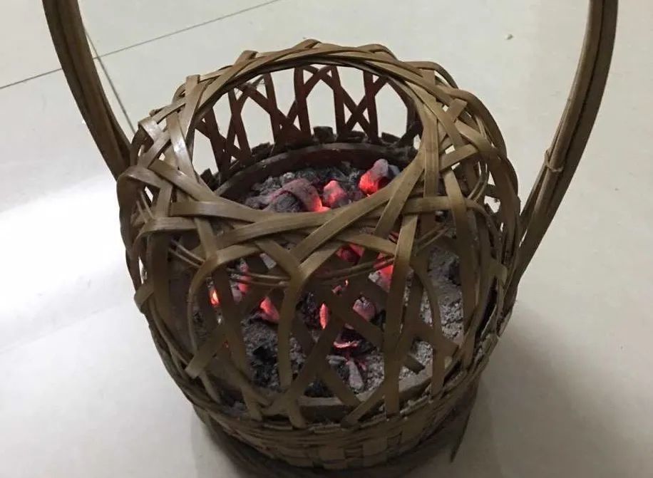 虽然现在火笼几乎被淘汰了但是小编觉得还是传统的火笼用着舒服因为有