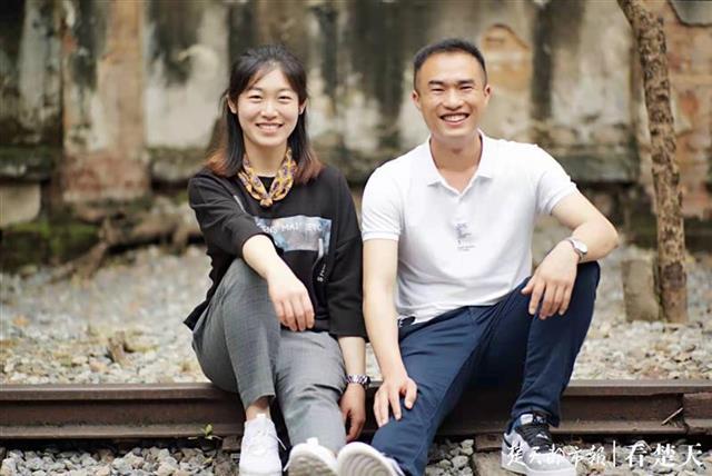 曹磊与他的妻子2018年底,在广水当了16年兵的曹磊,从部队转业到了武汉