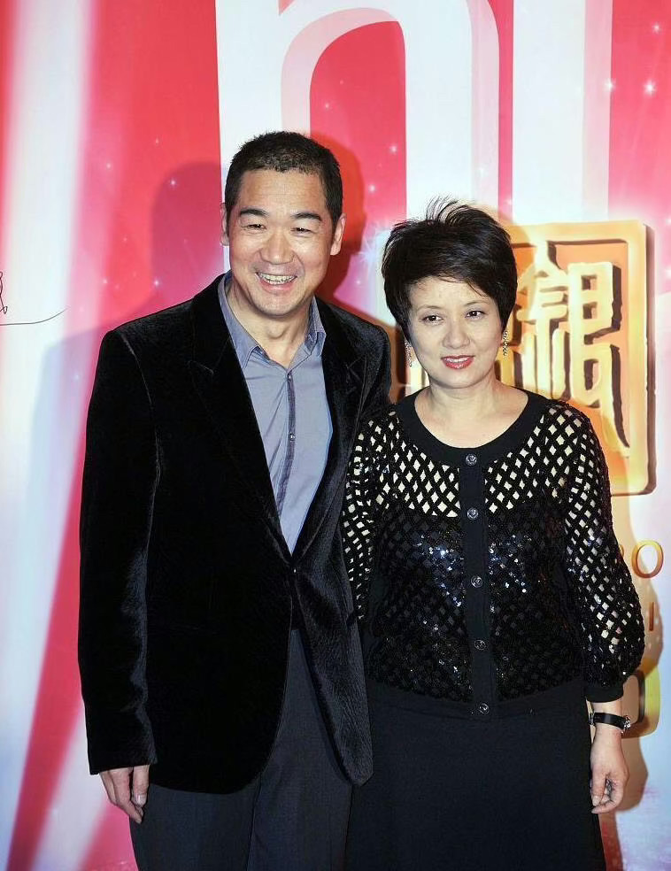 63岁邓婕随张国立亮相穿黑裙风韵犹存紧搂老公小鸟依人恩爱甜蜜惹人