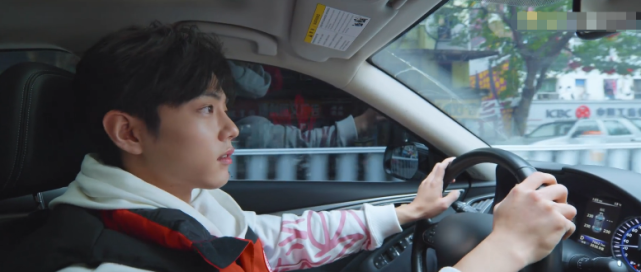 肖战回家乡秒变话痨亲自开车介绍重庆女友视角太赞