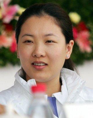 伏明霞长相大气十分的耐看,不属于大美人的类型,但是人家伏明霞有才华